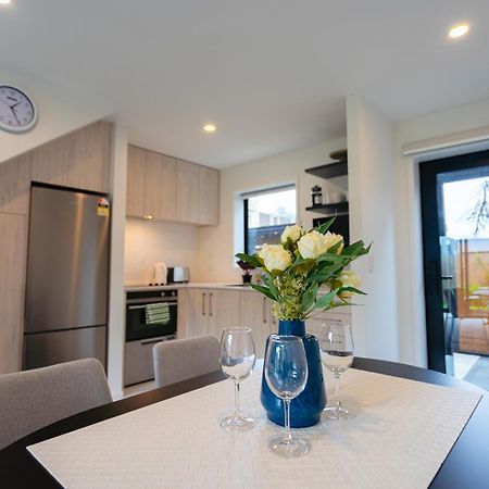 Modern 2 Bedroom Townhouse In Cbd With Parking! Sleeps 5 ไครสต์เชิร์ช ภายนอก รูปภาพ