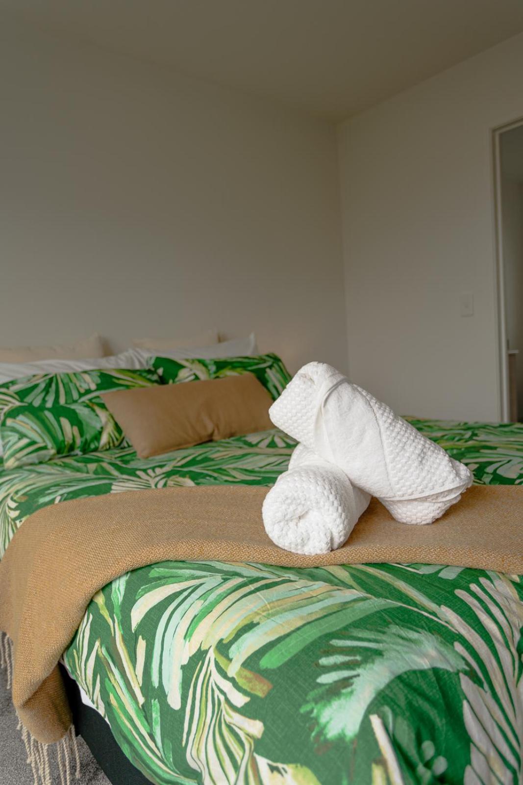 Modern 2 Bedroom Townhouse In Cbd With Parking! Sleeps 5 ไครสต์เชิร์ช ภายนอก รูปภาพ