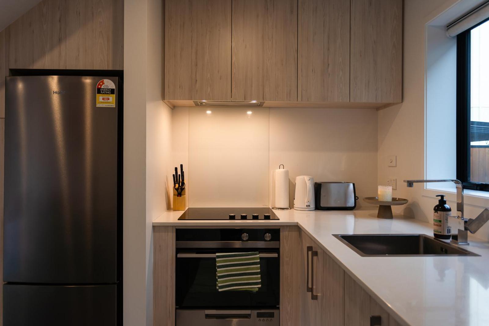 Modern 2 Bedroom Townhouse In Cbd With Parking! Sleeps 5 ไครสต์เชิร์ช ภายนอก รูปภาพ