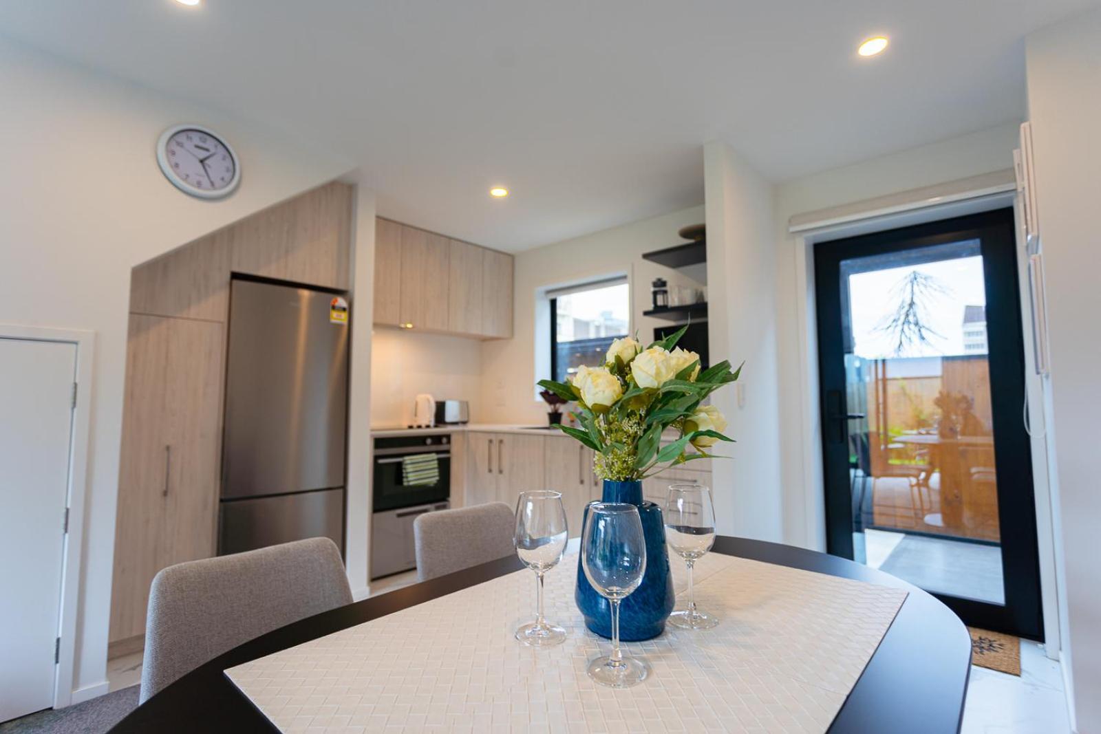 Modern 2 Bedroom Townhouse In Cbd With Parking! Sleeps 5 ไครสต์เชิร์ช ภายนอก รูปภาพ